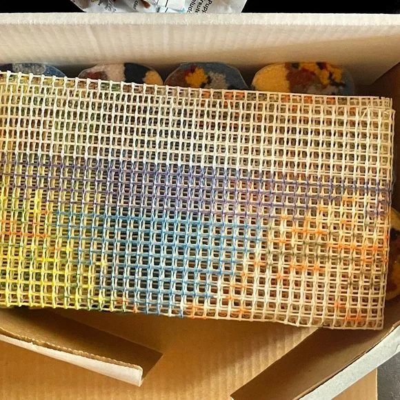 Shaggy Puppies Latch Hook Kit WonderArt Latch Hook Kit 20"x27" - Picture 3 of 7